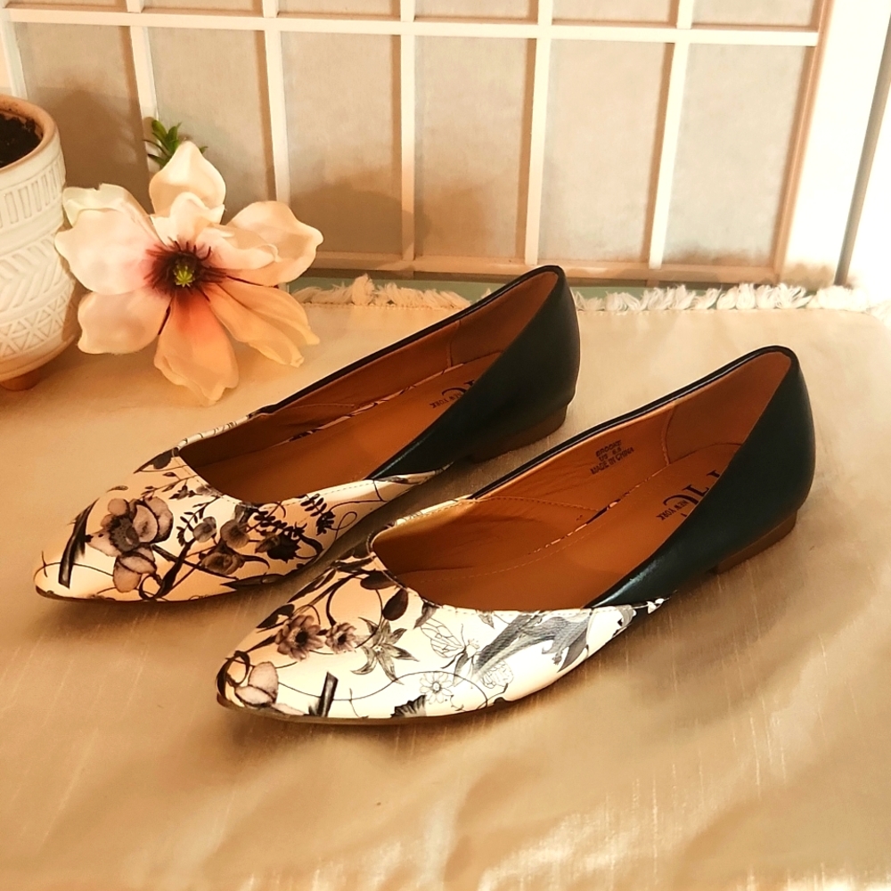 FFC New York Black and White Flats Size 6.5